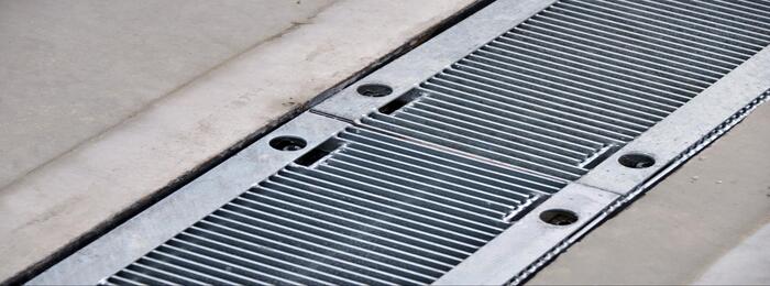 【食品工場】グレーチングの掃除方法とは？重要性と清掃ブラシも紹介